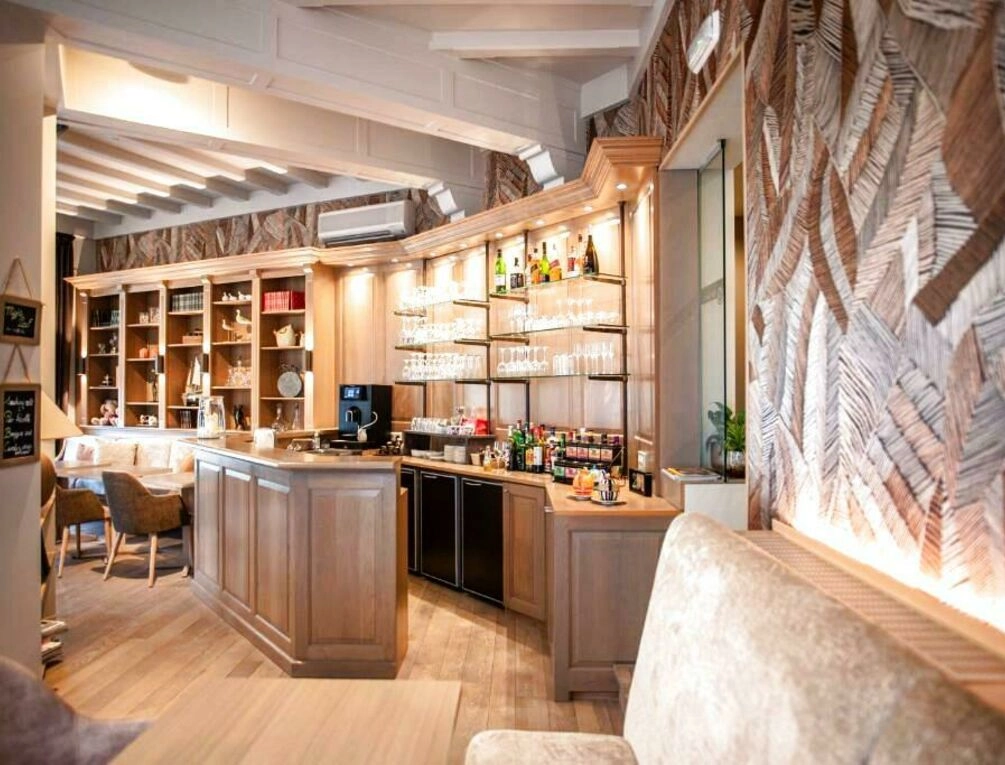 Afbeelding gerelateerd aan Ambassador Hotel